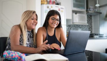 parent and child looking at status of student loans