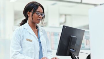 Student searching for pharmacy school scholarships