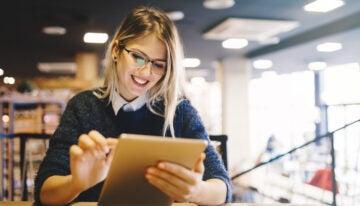 College student reading about 2022 student loan changes