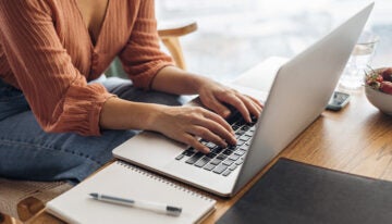 Female setting up student loan autopay.