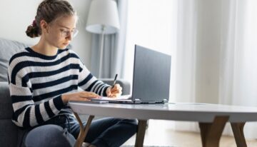 Young high school student working on filling out fafsa and avoiding fafsa mistakes.