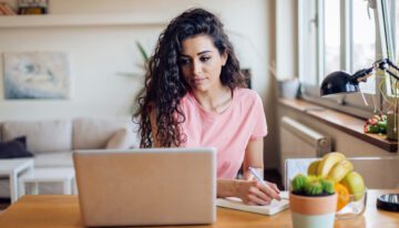 Young woman looking up ways to lower student loan payments.