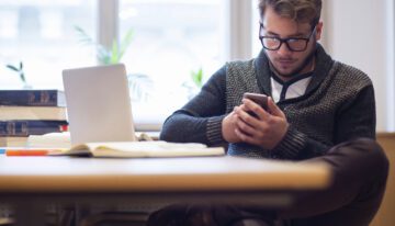 College student looking up federal graduate student loans vs private graduate student loans.